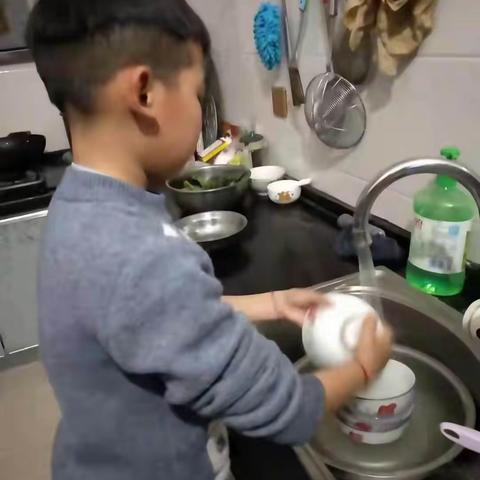 “双减”之下 快乐做家务，劳动最光荣梁寨小学学生家务劳动