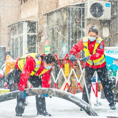 风雪不减初心暖  浴雪奋战保民生