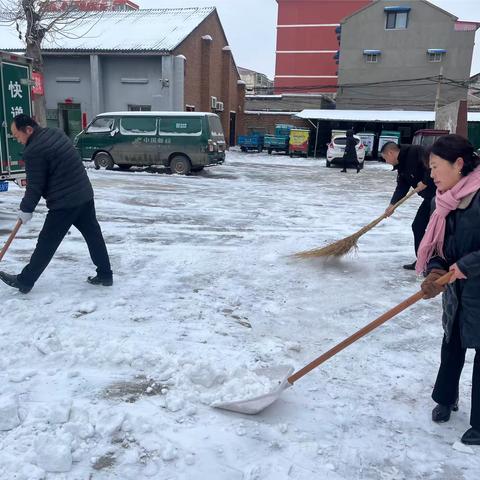 雪花飘飘悄无声，积极铲雪保畅通