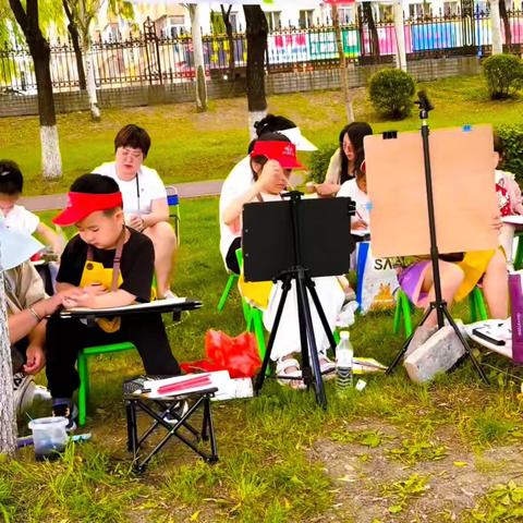 小毛孩美术夏季户外写生3