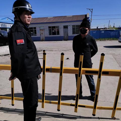 铁血铸警魂，丹心保平安--花园派出所组织开展花园小学防恐防暴演练活动