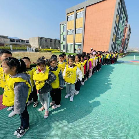 三月学雷锋  情暖敬老院       ——   建颍乡中心幼儿园  大一班  大三班小朋友