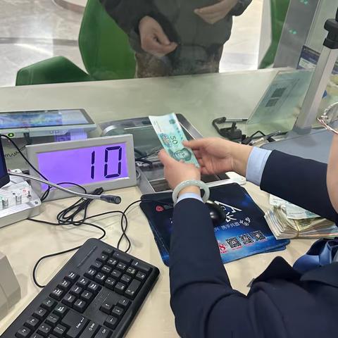 过新年 换新钱——巨野农商银行凤台支行在行动