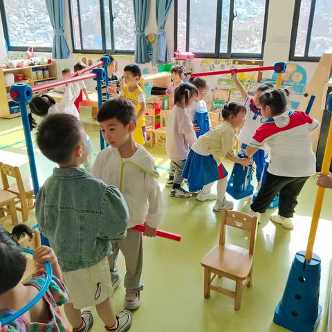 吉首市第五幼儿园小三班《“公交车”滴滴》自主游戏