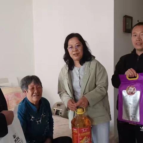 平城区三十二校党支部开展“与爱同行”中秋节慰问社区困难群众活动