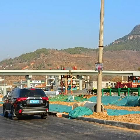 一桥飞架村庄路   过街天桥顺民意