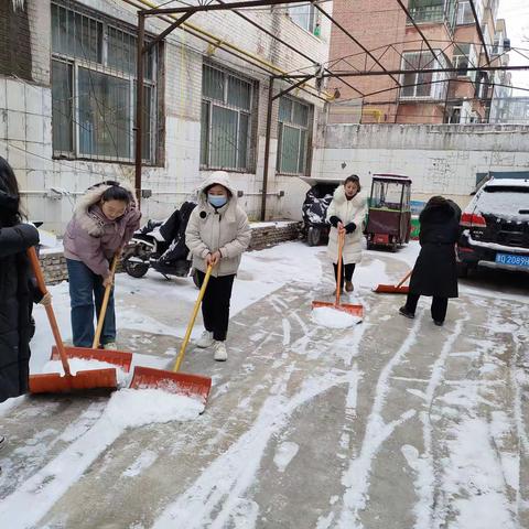 和济社区开展“持续清雪保畅通  全员出动保安全”清雪活动