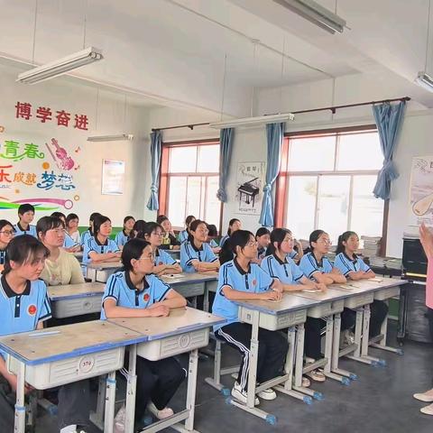 “呵护青春花蕾  关爱女生成长”——马栏镇九年制寄宿学校举行关爱女生活动讲座