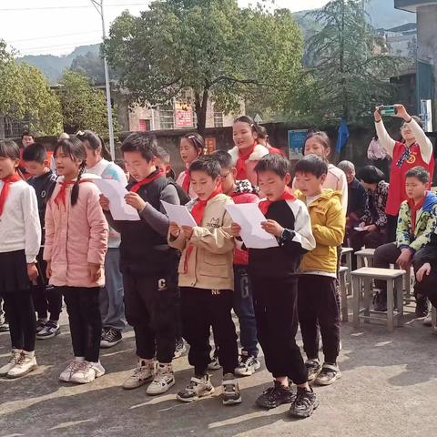 学习雷锋精神    关爱儿童  -----南阳中心校高岭小学