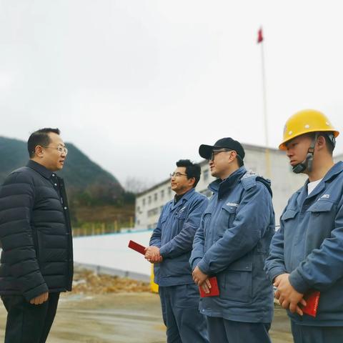 集团党委书记、董事长杨铖看望慰问六盘水公司一线职工