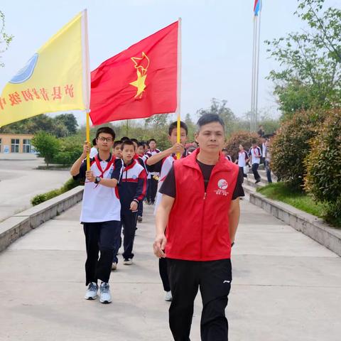 泸县青龙初级中学校开展清明节祭奠先烈扫墓活动