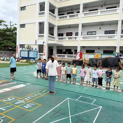 跳格子，悦成长——澄迈县永发中心第二幼儿园《跳格子》民间游戏课题研究课侧记