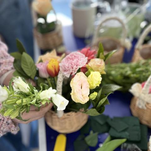 巩义市商务局组织开展纪念“三八”国际妇女节系列插花活动