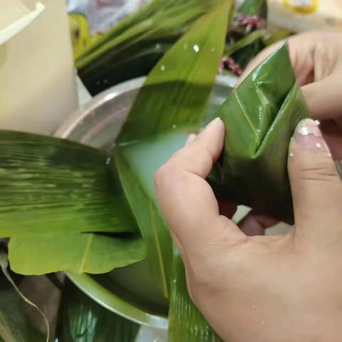 邮储银行天津分行直属支行工会成功举办端午节包粽子品粽子活动