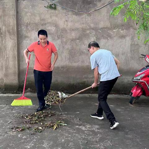 詹圩镇：开展环境卫生清扫主题活动