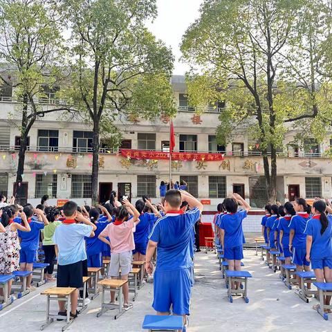 石岗完小：开学典礼新风貌，助学同行暖人心