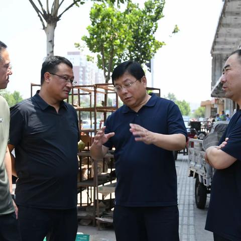 市委副书记王世臣到富强大街南延工程指挥部看望慰问一线工作人员