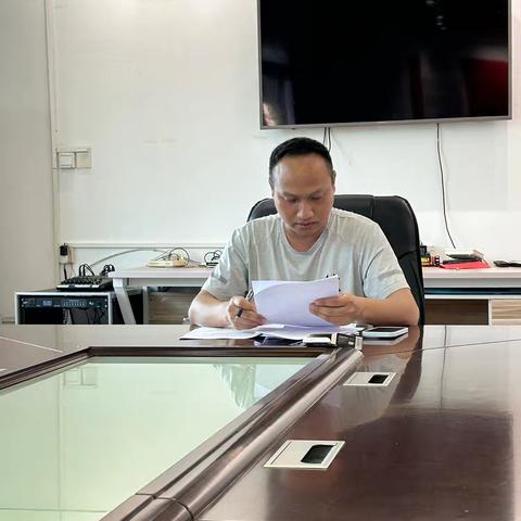 罗经村委会传达学习区委巡察工作动员讲话精神学习讨论会议