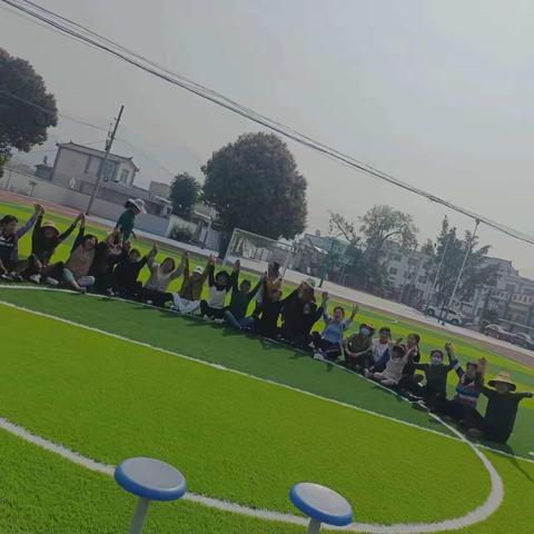 “与美丽为伴，携幸福同行！”清凉完小热烈庆祝“三八”国际劳动妇女节。