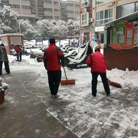 韩北社区联合辖区物业清理积雪