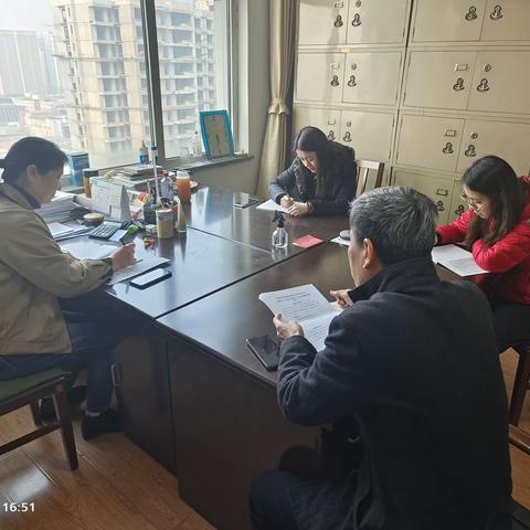 邯郸市康丰粮油第一党支部党员认真学习中共二十届中央委员会二次会议公报和全国两会精神