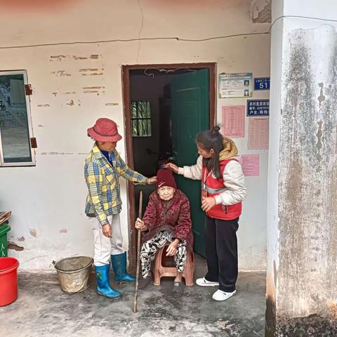 天安乡网格员开展暖冬关爱高龄老人