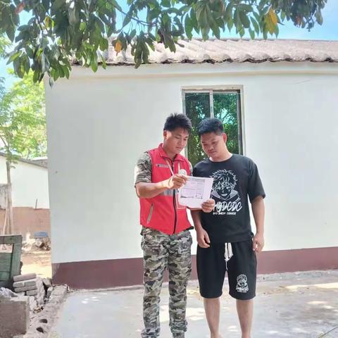 天安乡网格员开展常态化扫黑除恶宣传活动