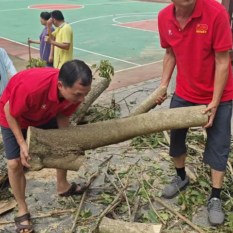 台风过后忙清扫,齐心协力净校园——琼海市长坡中学积极开展台风后校园环境清理工作