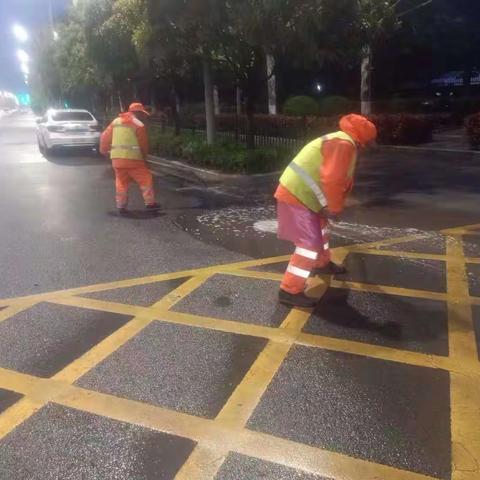 【航天基地城市管理和综合执法局】雨中勤作业  环卫保畅通
