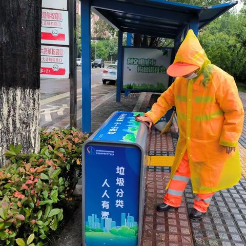 【航天基地城市管理和综合执法局】雨天坚守道路保洁 保障市民出行通畅