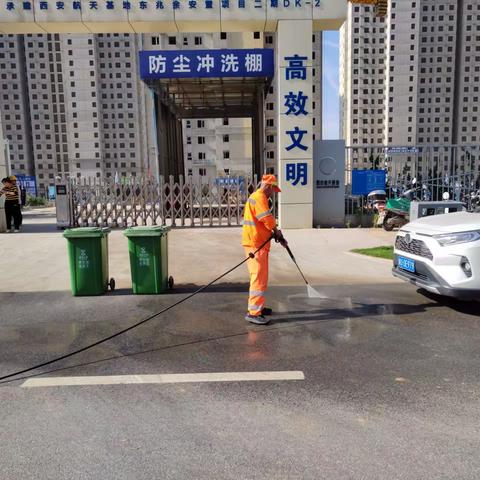 【航天基地城市管理和综合执法局】道路勤冲洗 城市焕新颜