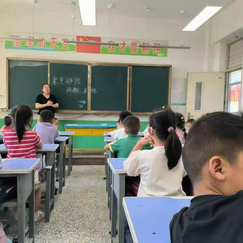 护航开学季        安全伴我行