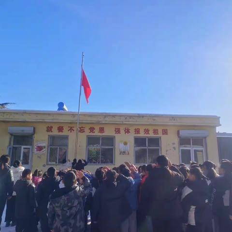 同升国旗，共唱国歌  坡下小学爱国主义教育活动