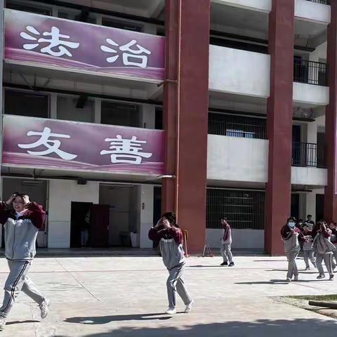 防震应急练 安全筑校园