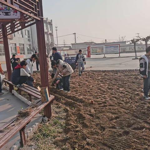 春意盎然勤播种，静待花开满园红一一两渔学校师生种植花草实践活动