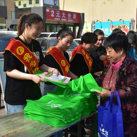 “环境整治我参与 宜居家园我受益”——灵石县计划生育协会开展第35个爱国卫生月集中宣传活动