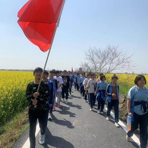 朝气蓬勃踏春励志 ——良心堡镇中学油菜花地远足活动