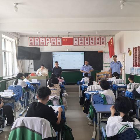 筑牢安全防线 护航平安期末巴彦扎拉嘎中心学校联合派出所开展期末安全大排查。