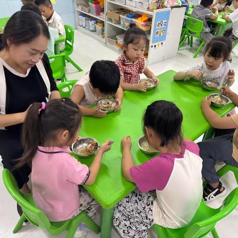 与“食”俱进    落“食”安全----钟山幼儿园陪餐活动