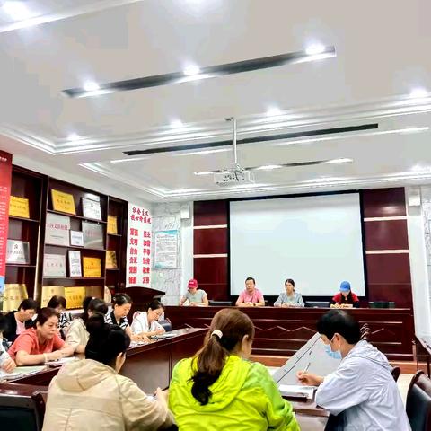 敦煌中学教学一部召开公寓楼安全管理工作周例会