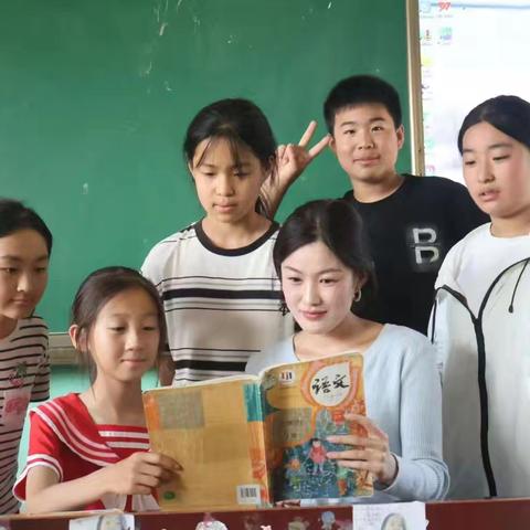 汗水晶莹，润绿千根竹       丹心透艳，催开满园花  ——芦应小学优秀青年教师代表苗娅楠