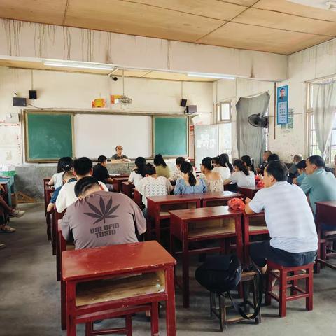 花园中学召开治理教育乱收费专项会议