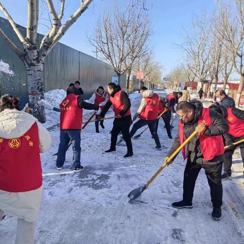 军民联手清积雪  保障出行暖人心