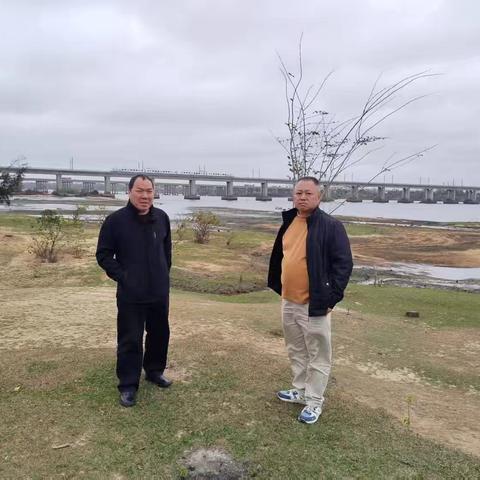 美兰区城市管理局积极落实环境整治，助力“两高”沿线焕新颜