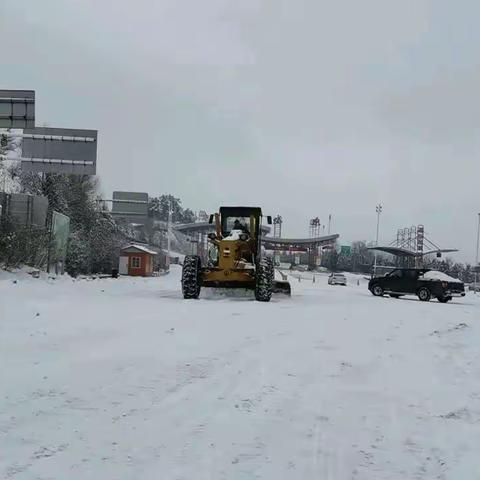 沁水公路人随雪而动保畅通 打好春运第一仗