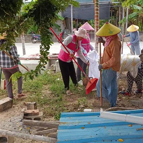 三公里村妇联开展七月份人居环境大扫除活动