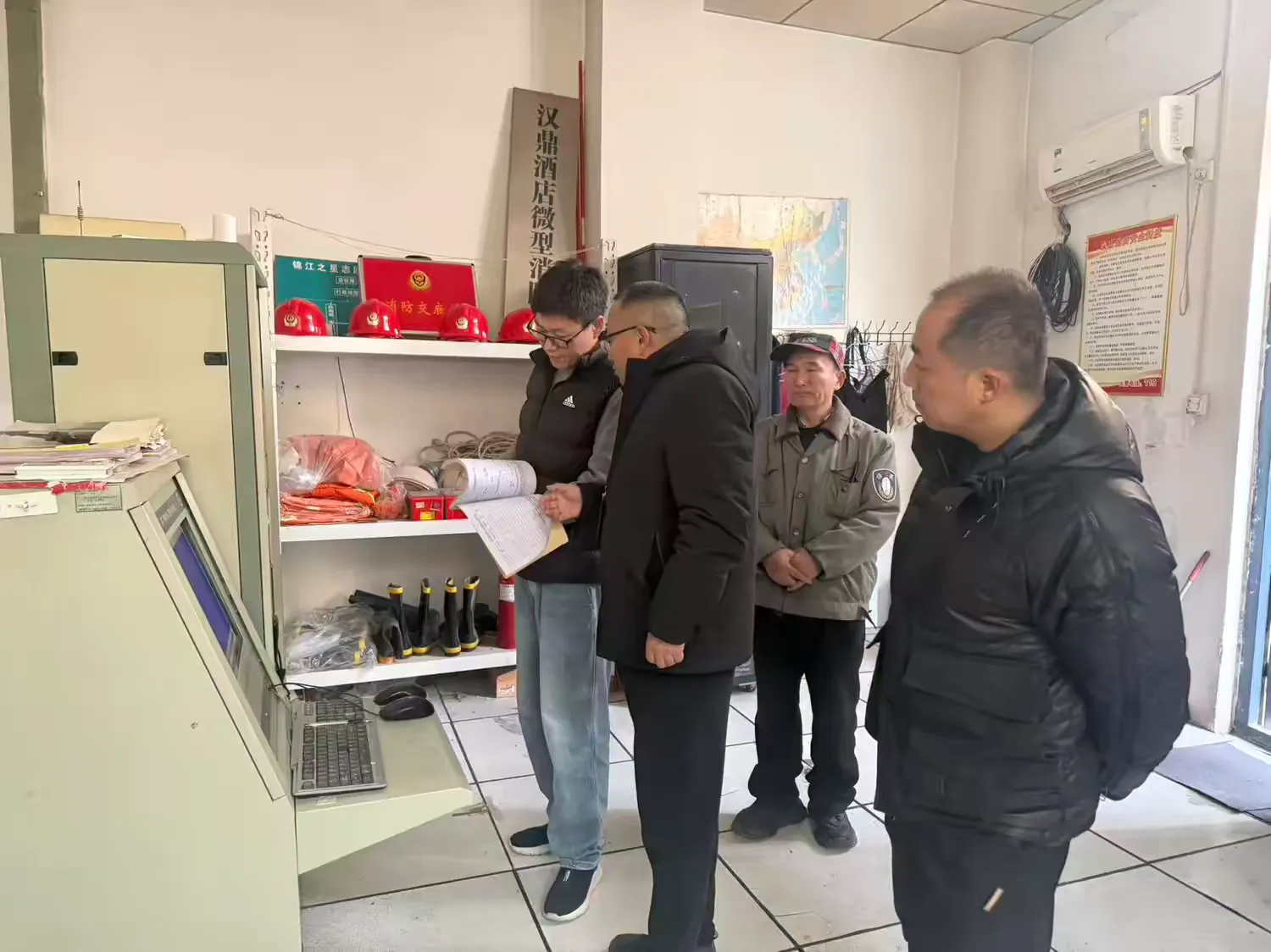 简篇-坚守安全防线,喜迎祥和新春——顺河街街道扎实开展春节前夕安全生产检查工作