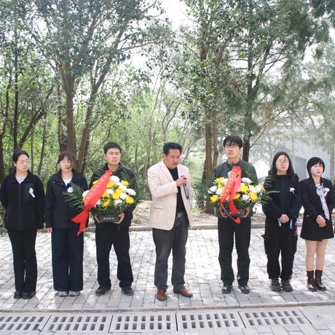 缅怀革命先烈 赓续红色血脉——铜川丰荣医院开展清明节祭扫活动