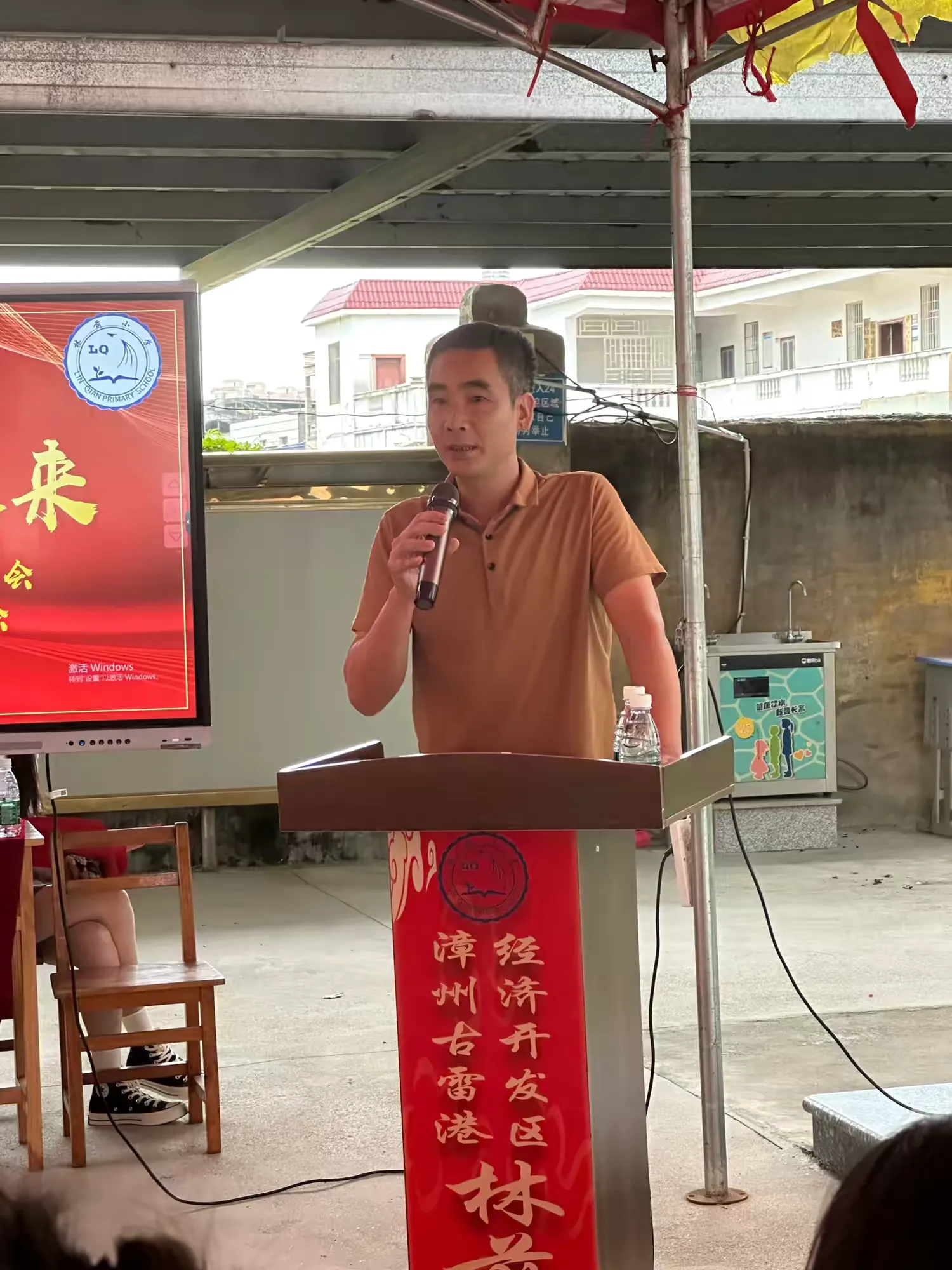 善举浇灌梦想 爱心点亮明灯