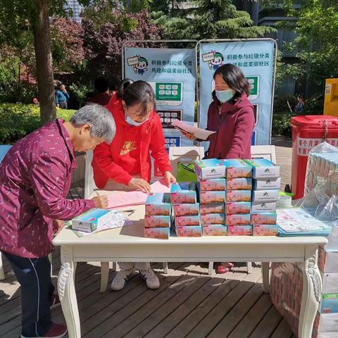 舜华路街道慧园社区开展“有害垃圾分类”进社区宣传活动